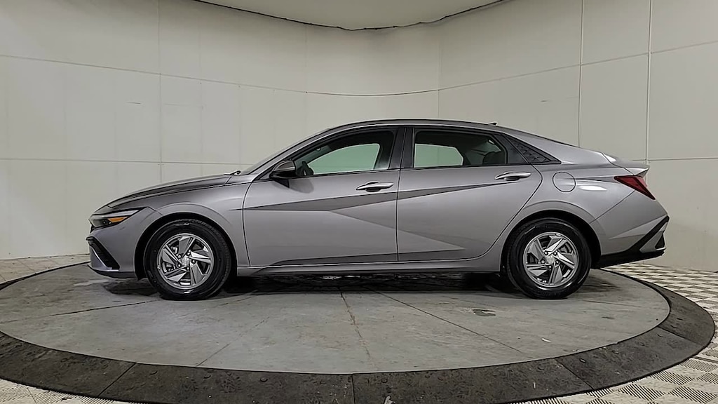 Used 2024 Hyundai Elantra SE Sedan