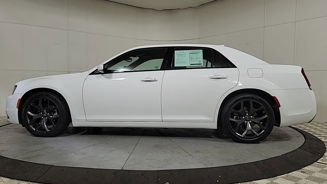 2023 Chrysler 300 S photo 4