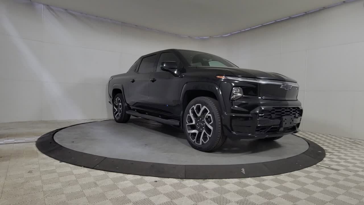 2024 Chevrolet Silverado EV RST photo 2