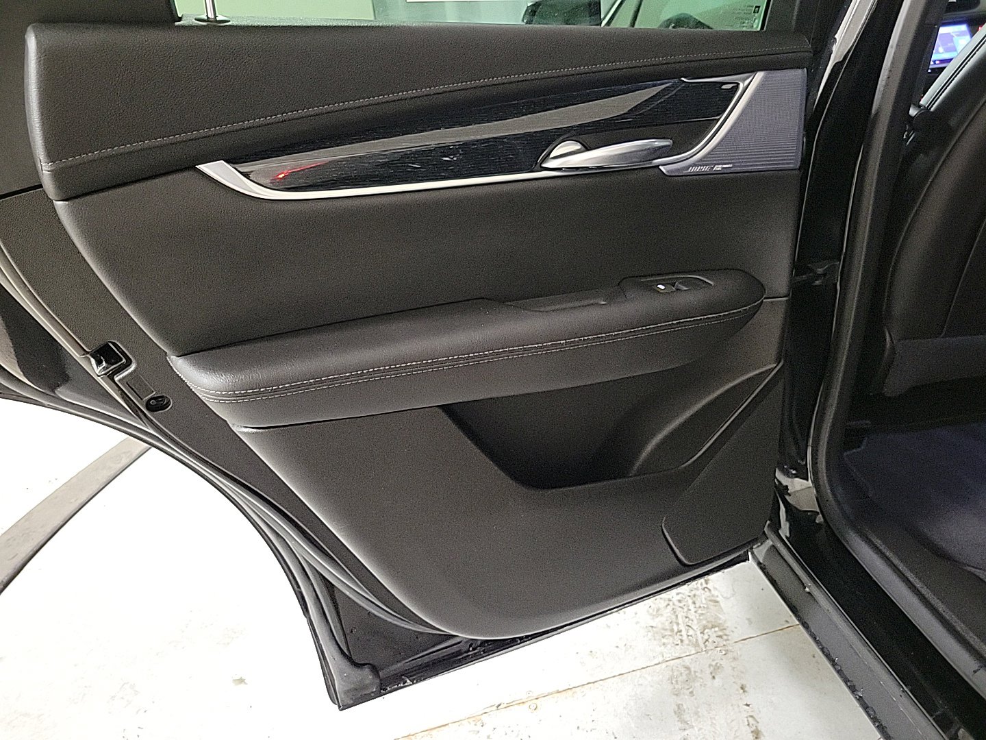 2025 CADILLAC XT5 - Image 24