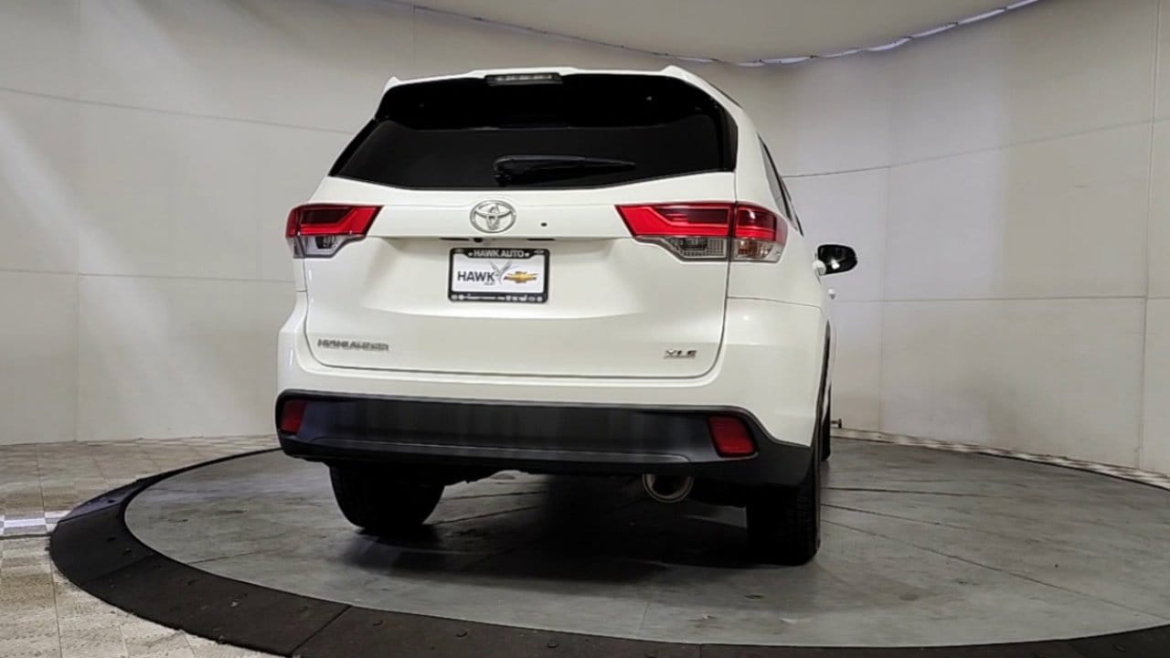 Used 2018 Toyota Highlander XLE with VIN 5TDKZRFH2JS534373 for sale in Plainfield, IL
