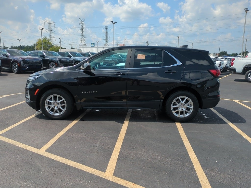 2022 Chevrolet Equinox LT photo 2