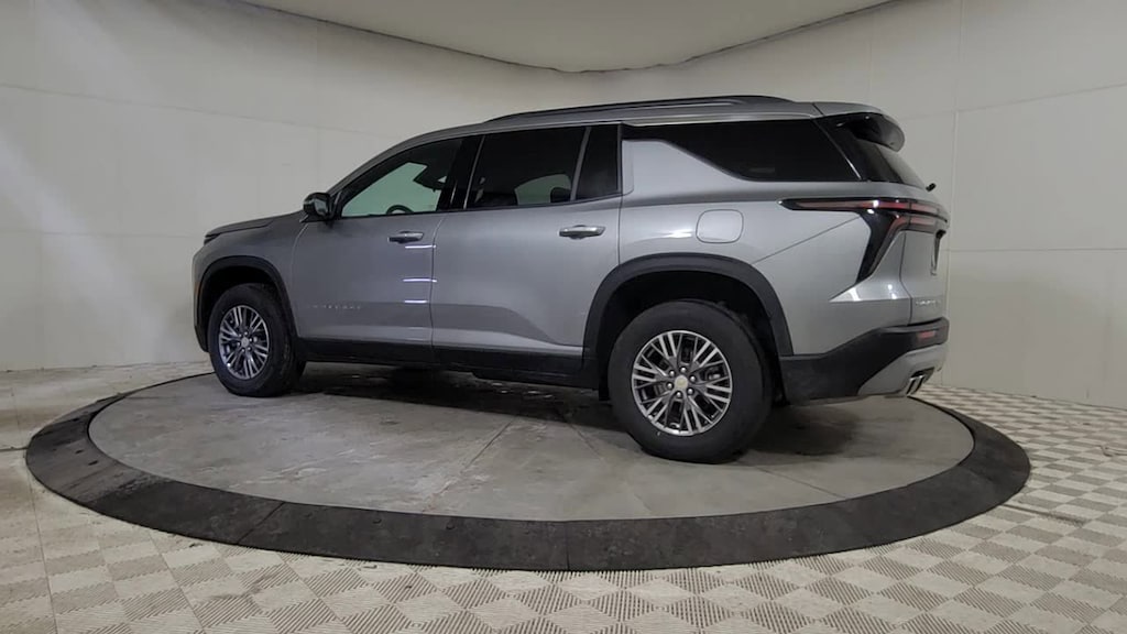 Used 2025 Chevrolet Traverse LT SUV