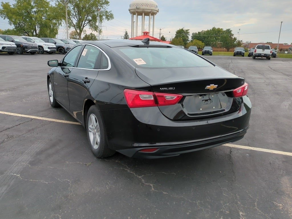 2024 Chevrolet Malibu 1LT photo 2