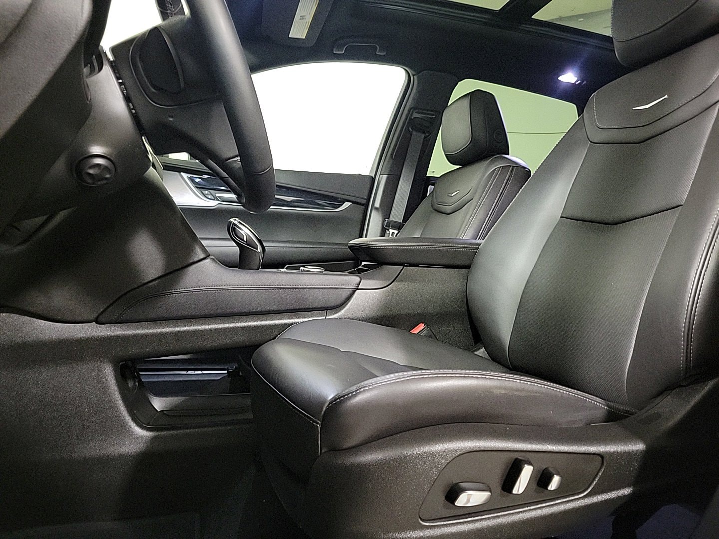 2025 CADILLAC XT5 - Image 12