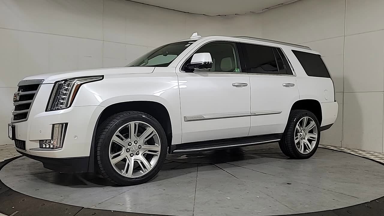 2017 Cadillac Escalade Luxury photo 3