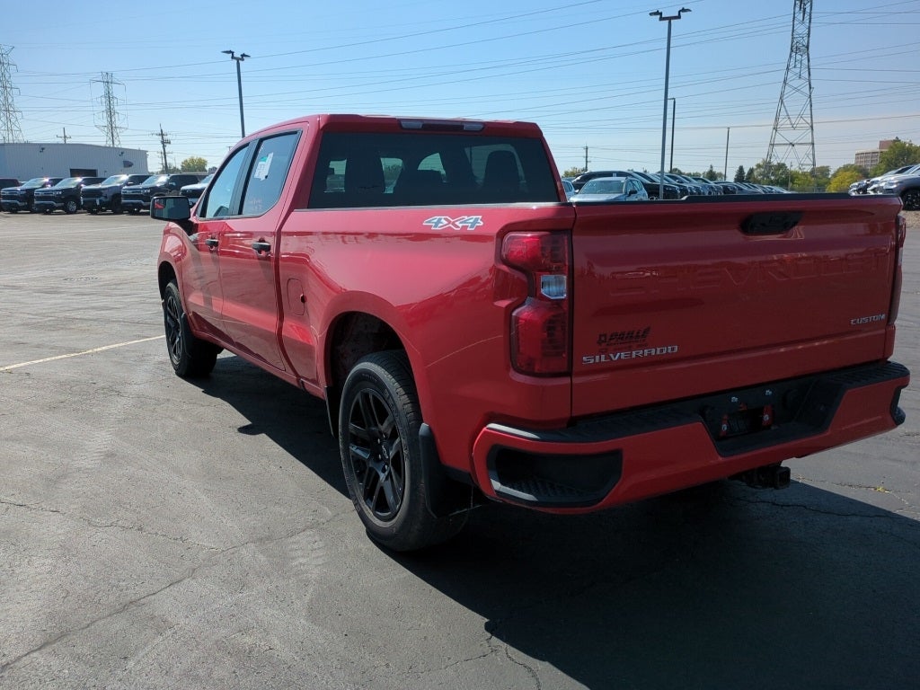 2023 Chevrolet Silverado 1500 Custom photo 2