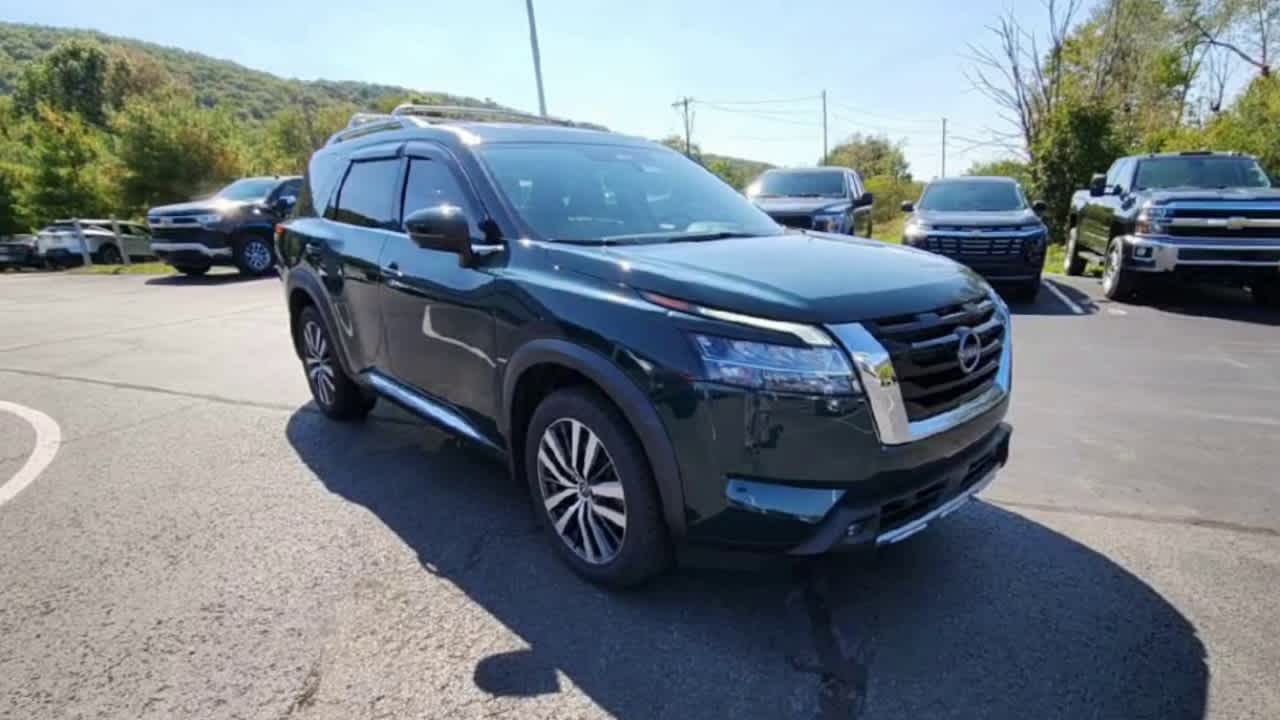 2022 Nissan Pathfinder Platinum photo 2