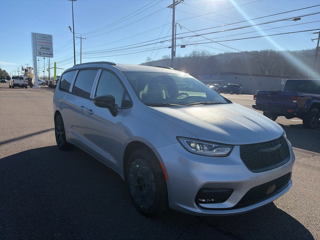 New 2026 Chrysler Pacifica SELECT AWD Passenger Van