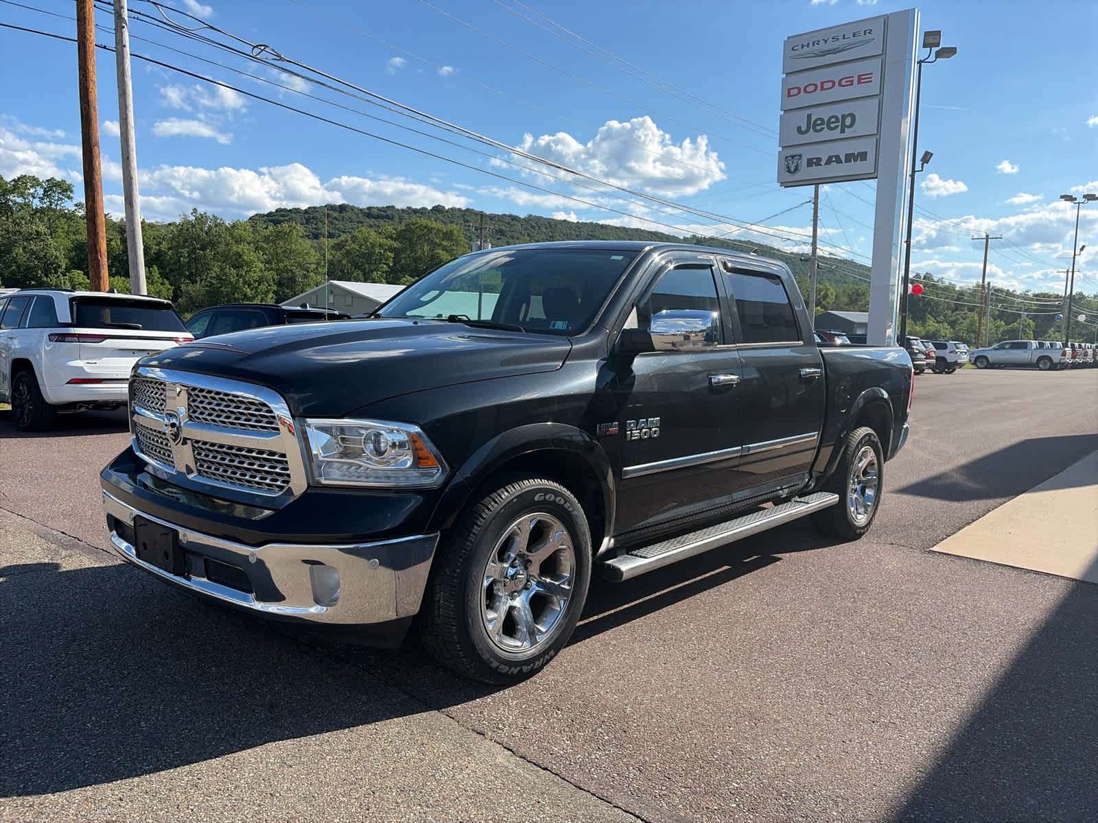 2017 RAM 1500 Laramie 4x4 Crew Cab 5'7's photo