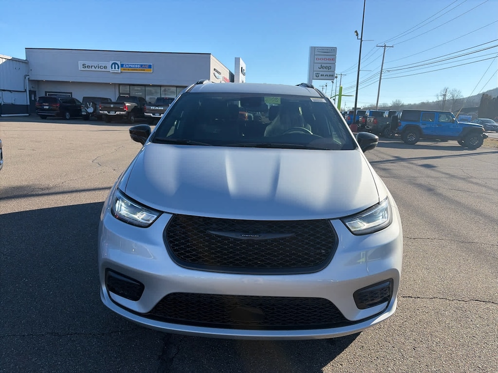 New 2026 Chrysler Pacifica SELECT AWD Passenger Van