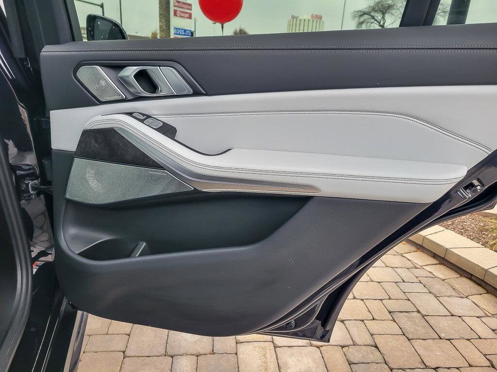 2023 BMW X7 - Image 30