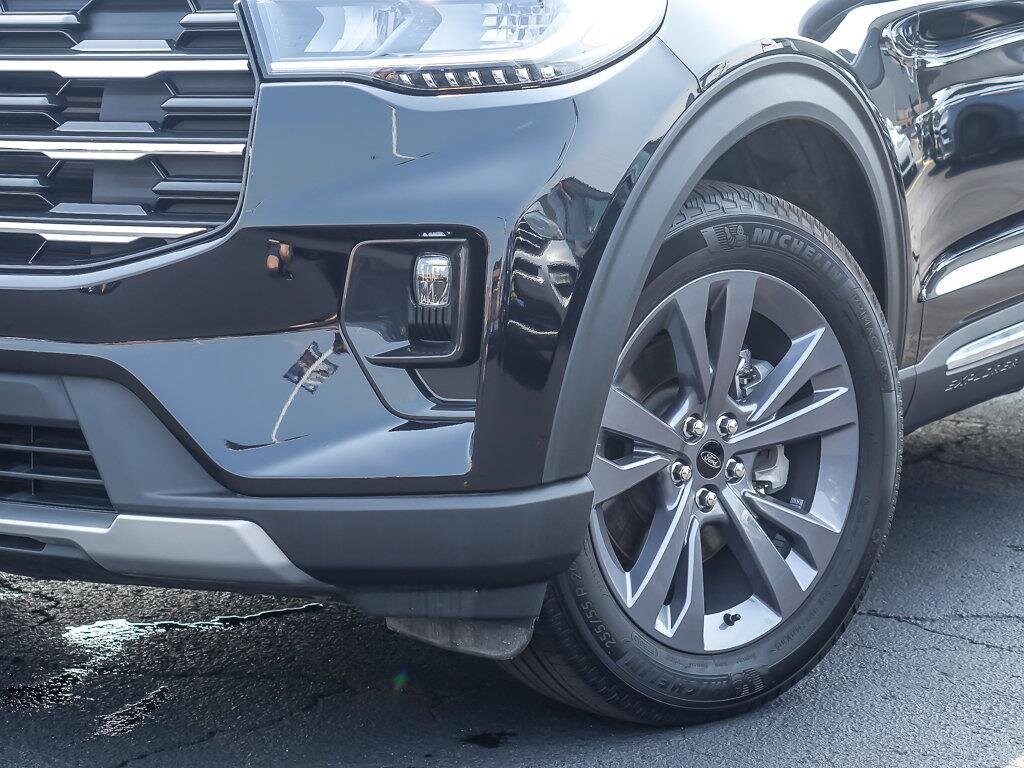 2025 Ford Explorer photo 2