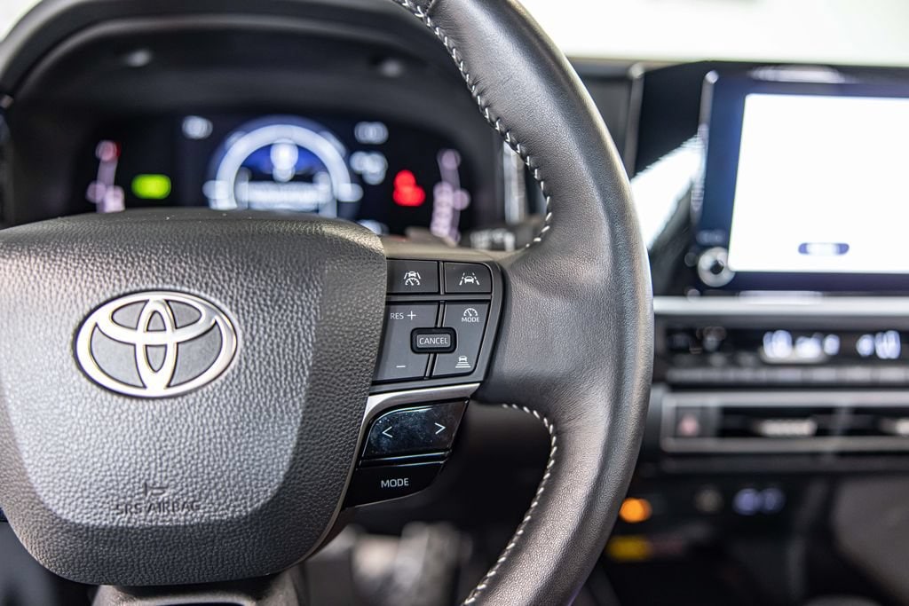 2025 Toyota Camry SE - Photo 24