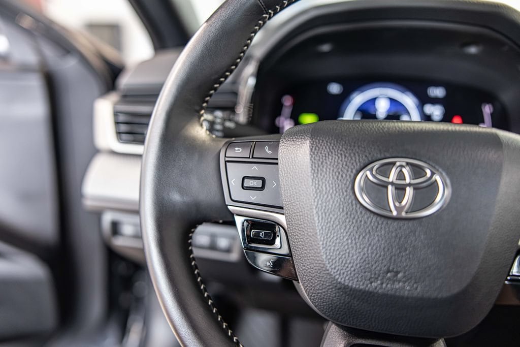 2025 Toyota Camry SE - Photo 23