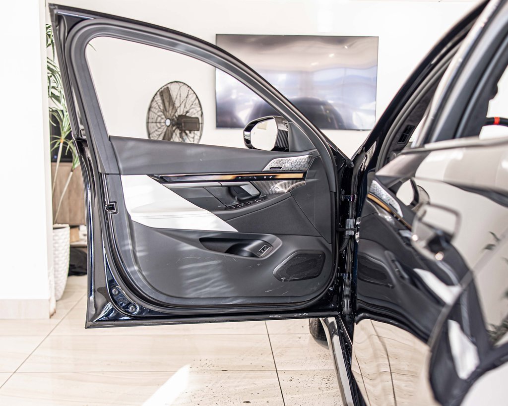 2025 BMW M5 - Image 30