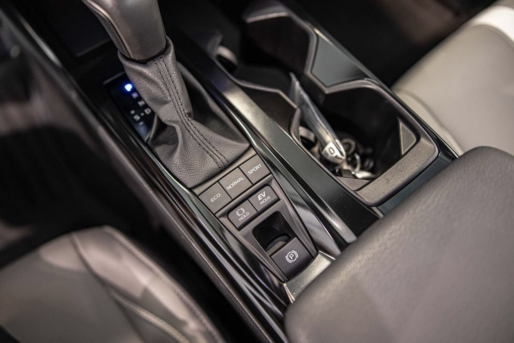 2025 Toyota Camry SE - Photo 28
