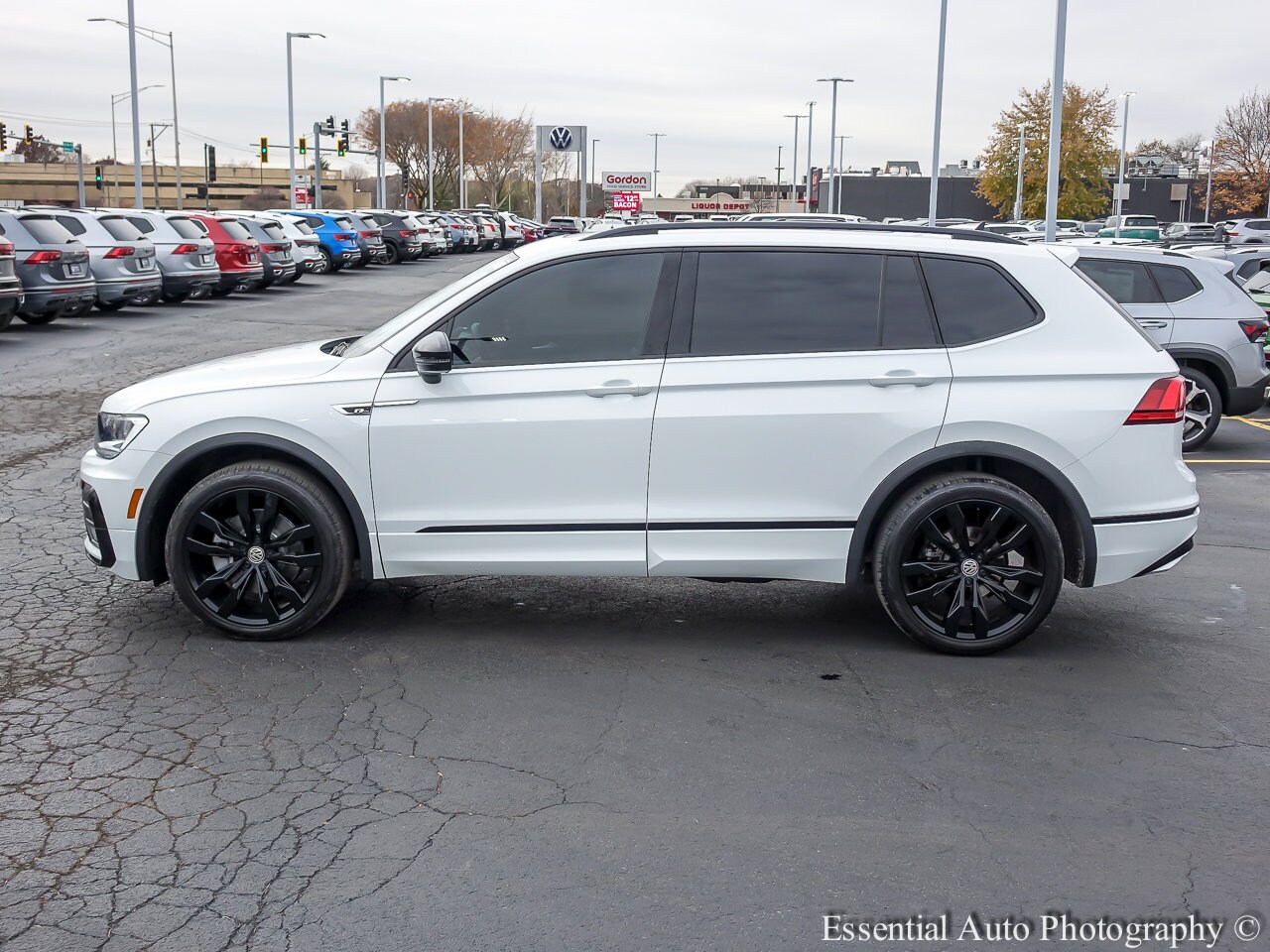 2021 Volkswagen Tiguan SE R-Line Black photo 4