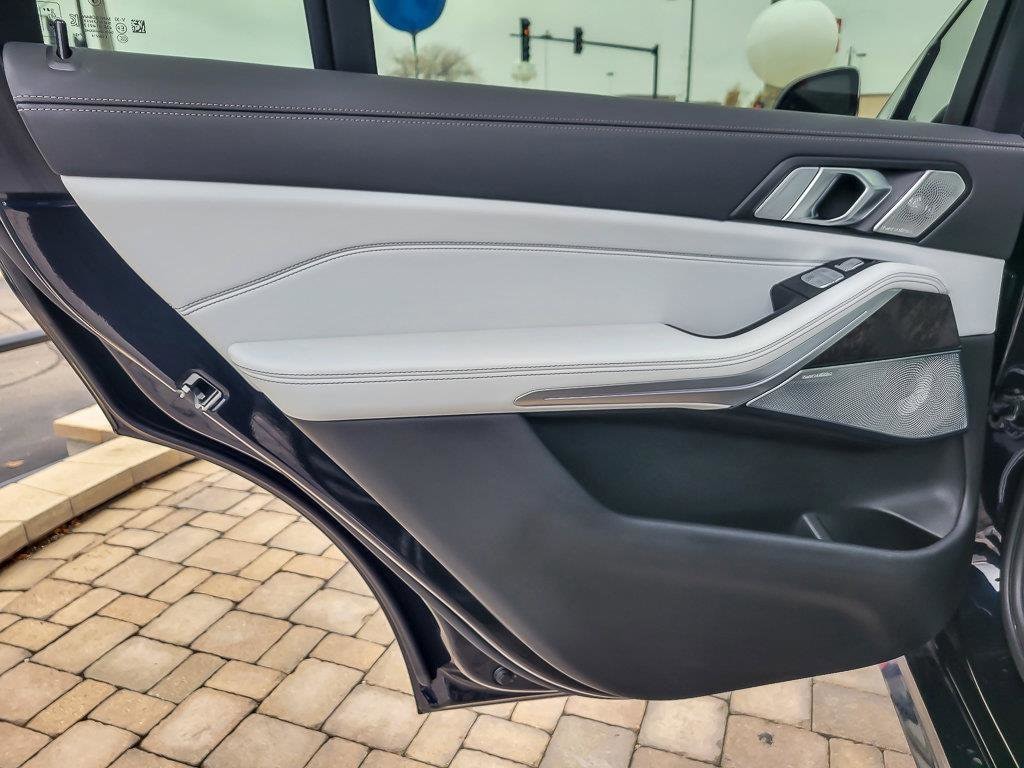 2023 BMW X7 - Image 27