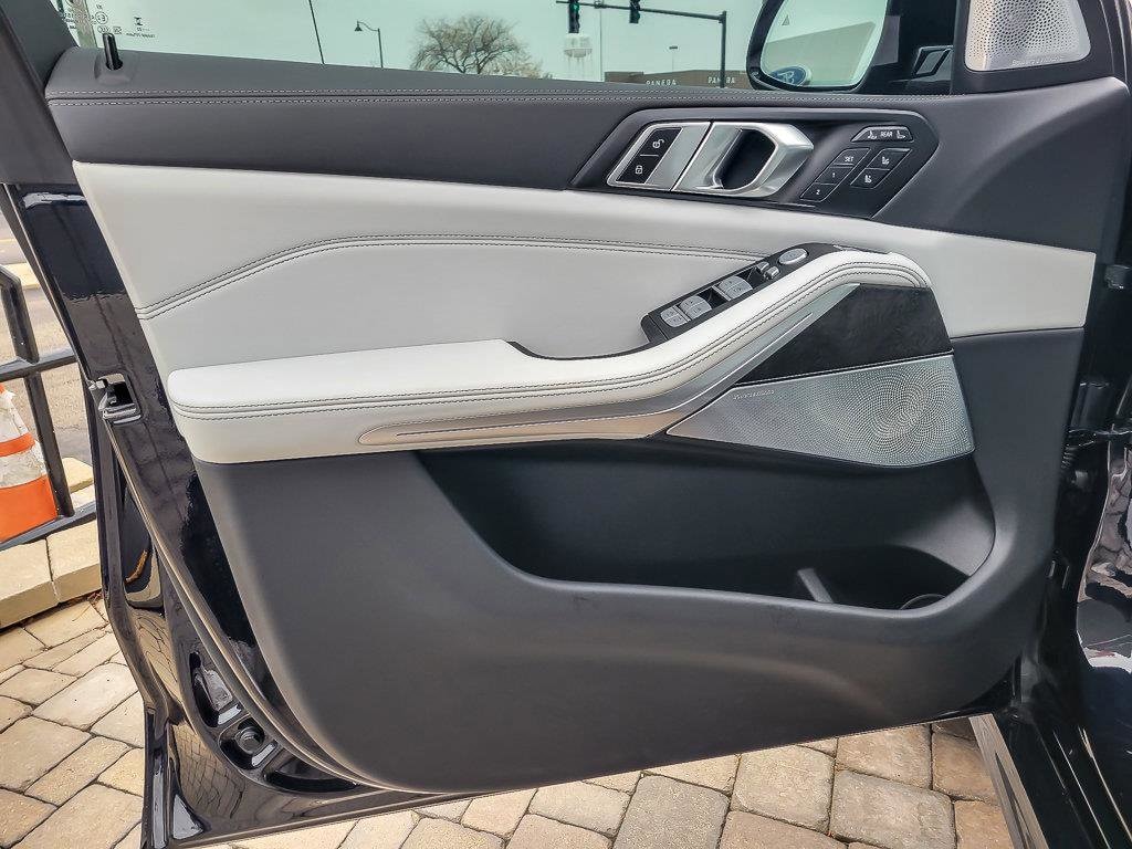 2023 BMW X7 - Image 26