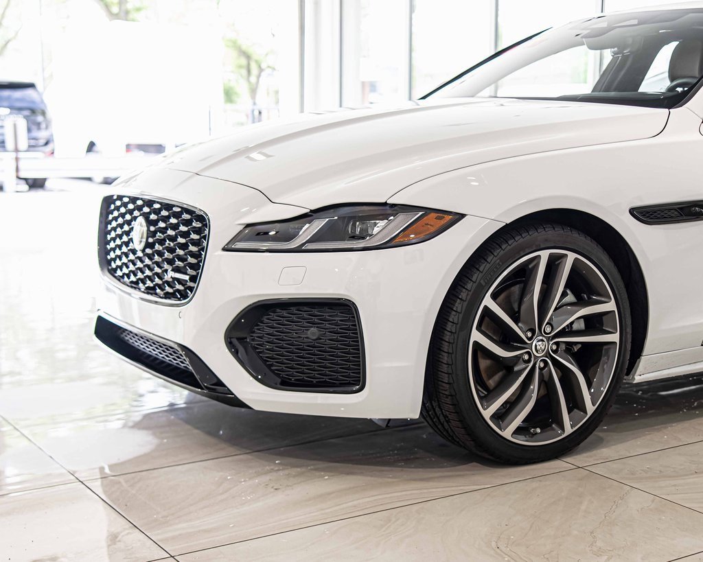 2024 Jaguar E-PACE P300 R-Dynamic SE photo 4