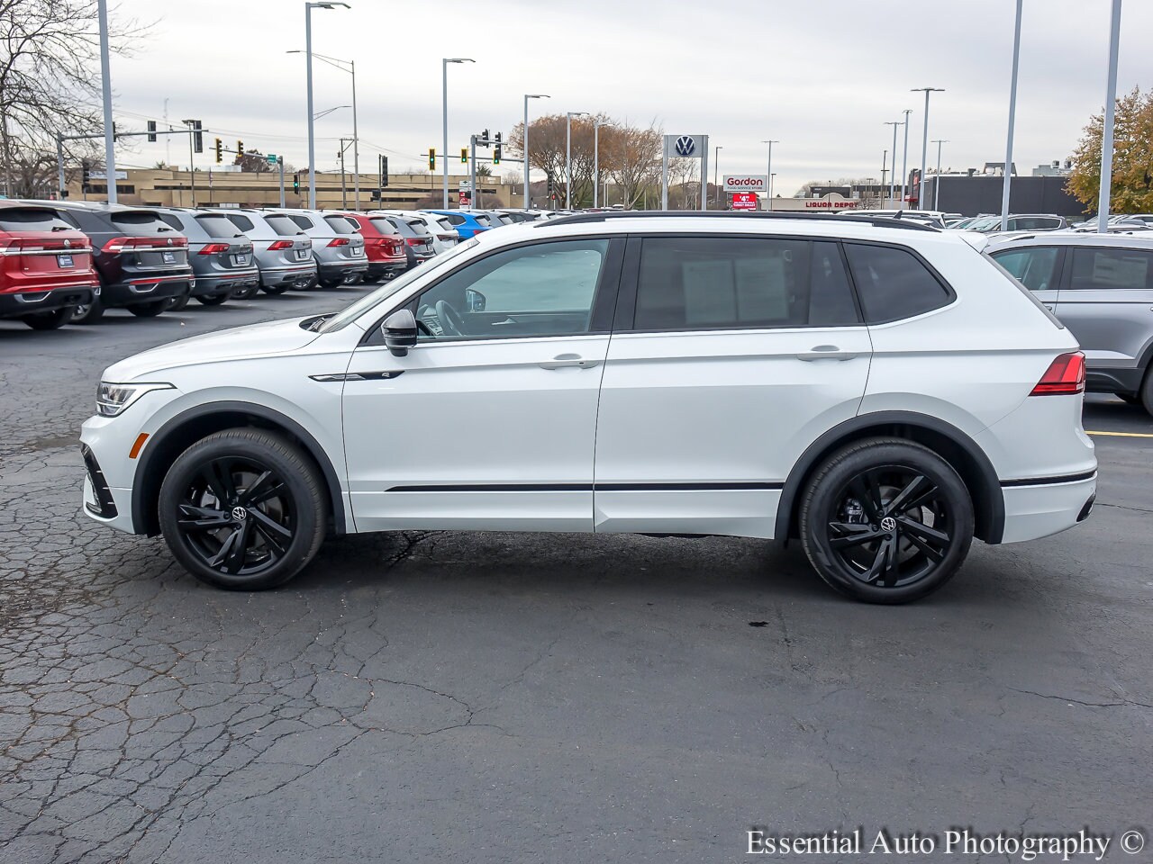 2024 Volkswagen Tiguan SE R-Line Black photo 4