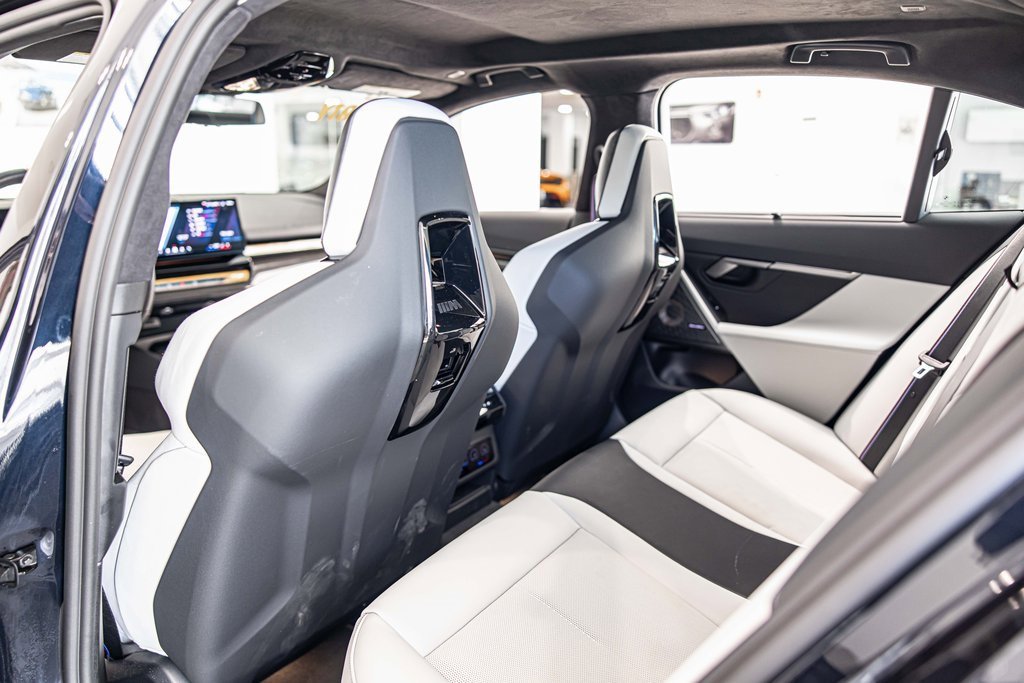 2025 BMW M5 - Image 32