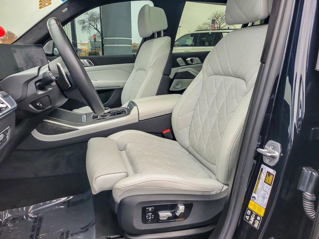 2023 BMW X7 - Image 13