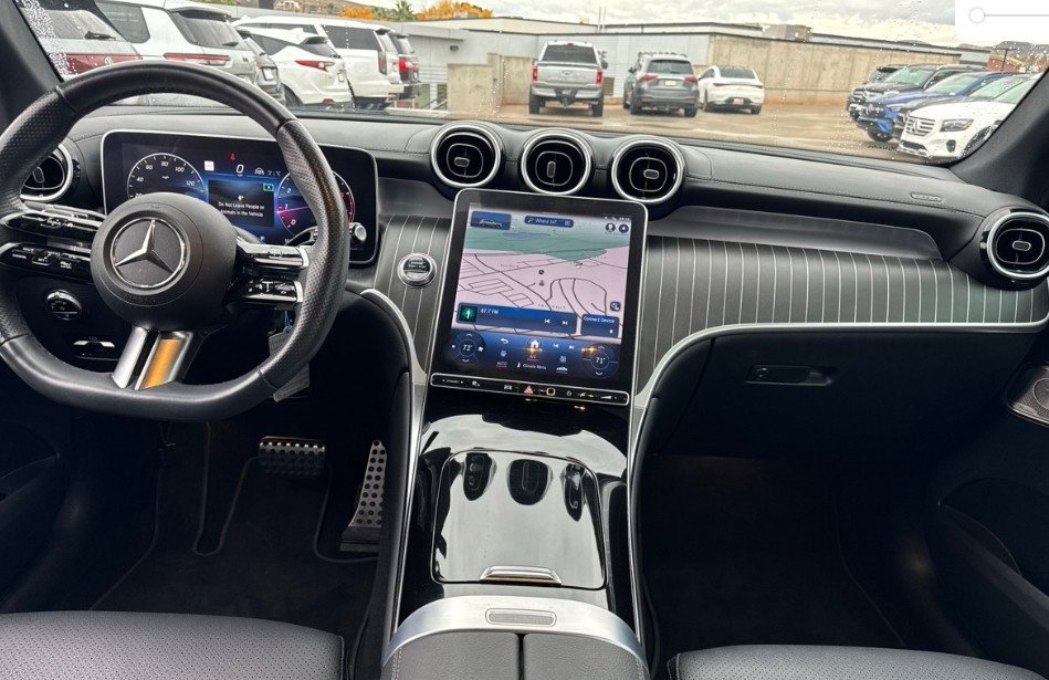 2023 Mercedes Benz GLC 300 4MATIC photo 2