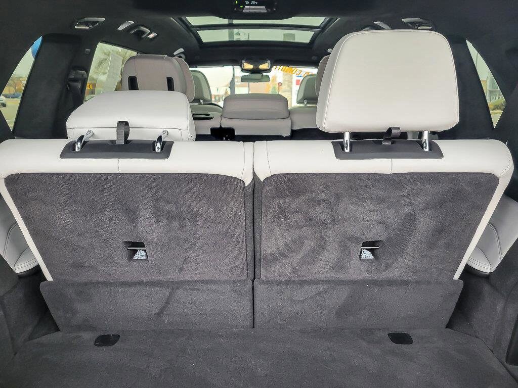 2023 BMW X7 - Image 28