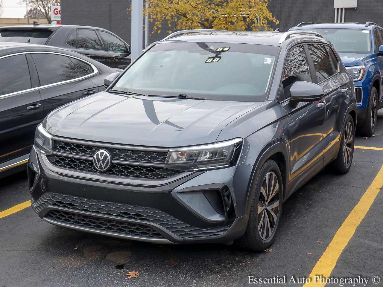 2022 Volkswagen Taos SE photo 2