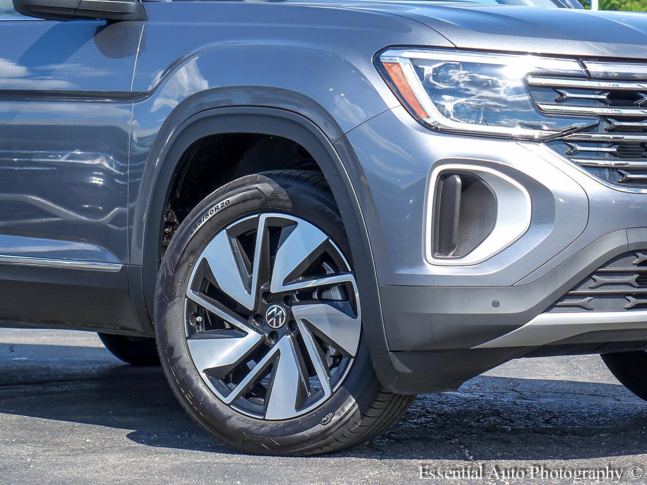 2025 Volkswagen Atlas SEL photo 3