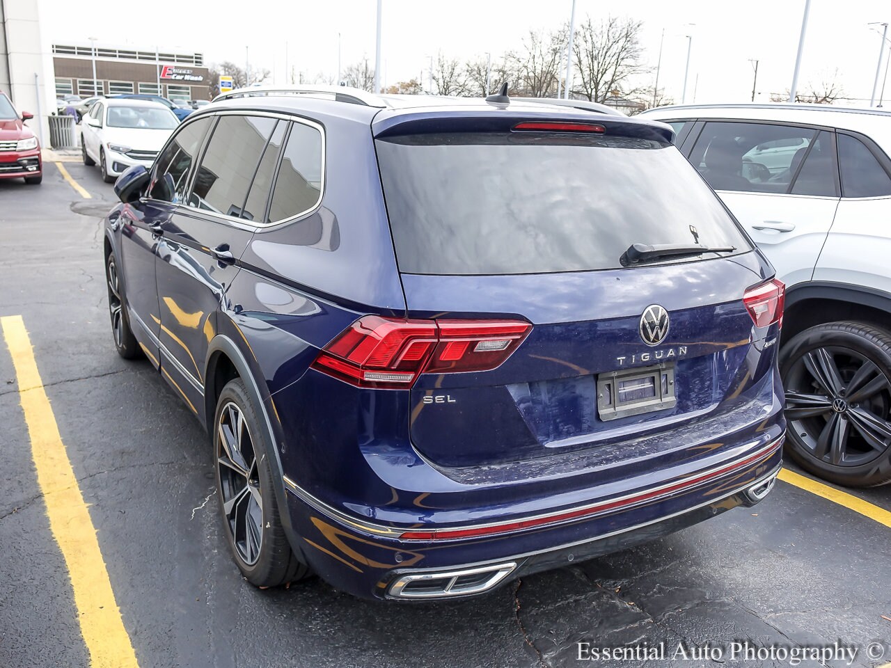 2022 Volkswagen Tiguan SEL Premium R-Line photo 2