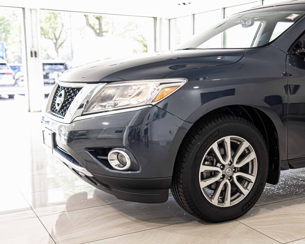2015 Nissan Pathfinder SV photo 2