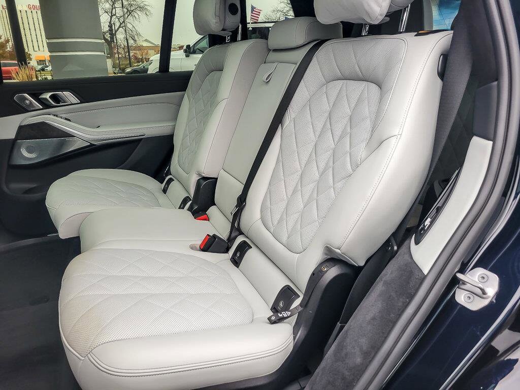 2023 BMW X7 - Image 16