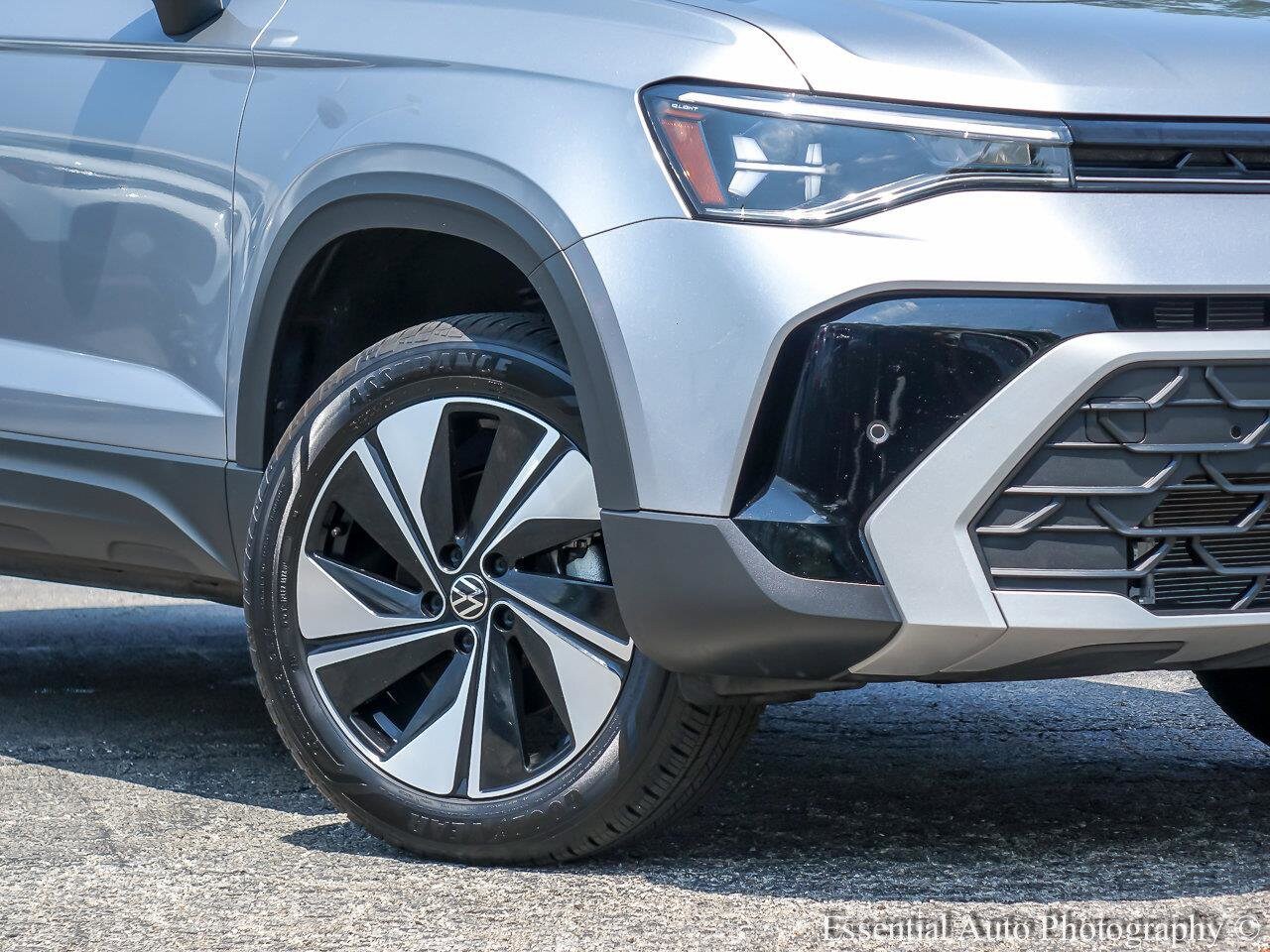 2025 Volkswagen Taos SE photo 3