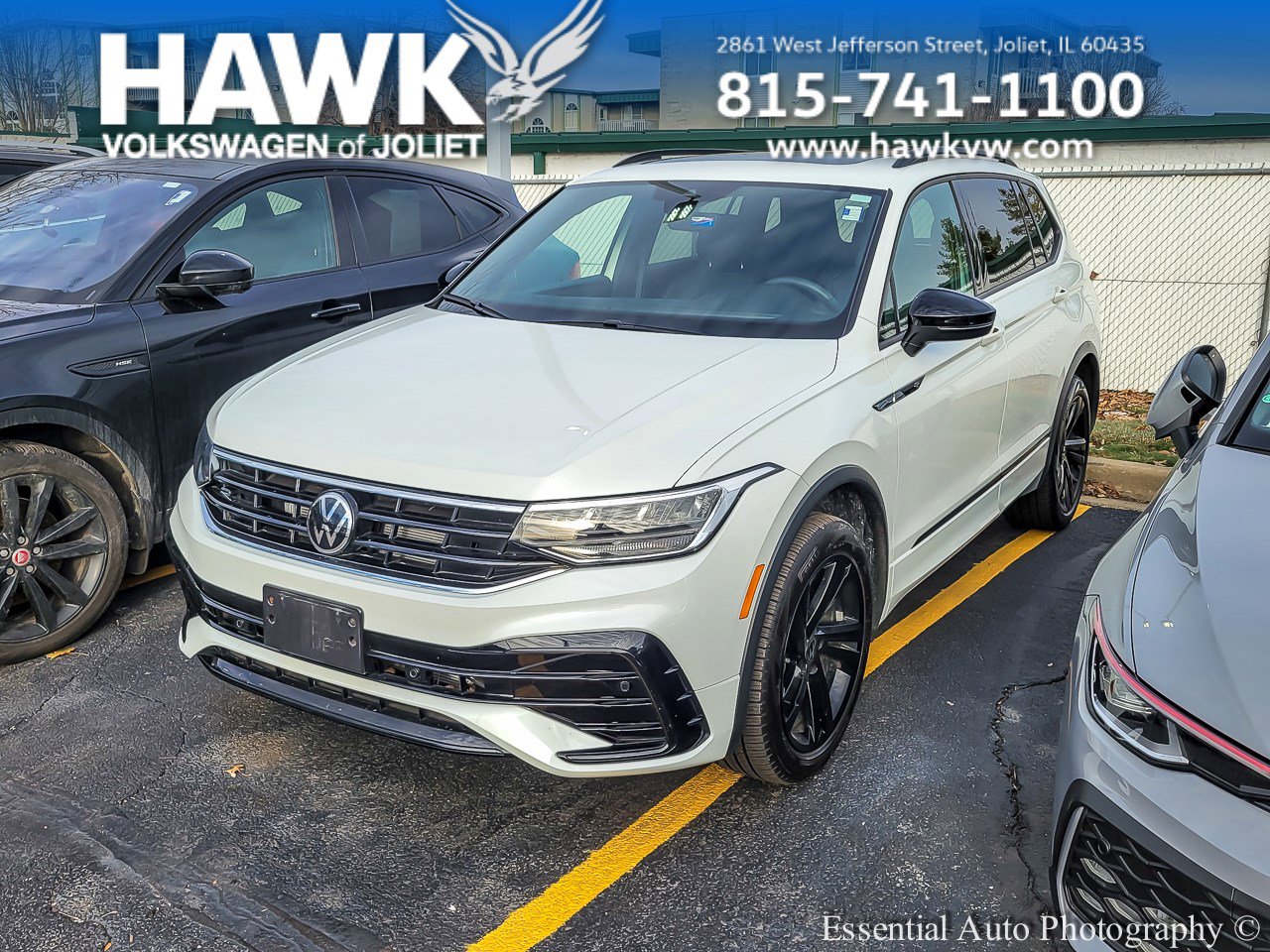 2024 Volkswagen Tiguan SE R-LINE BLACK's photo