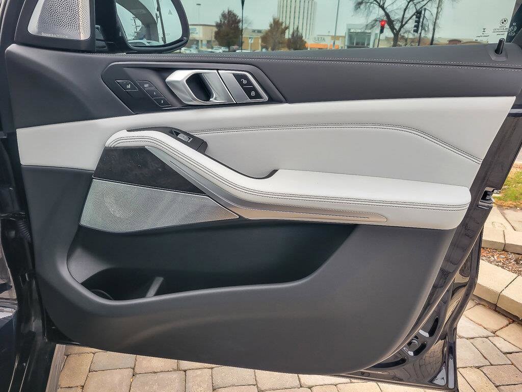 2023 BMW X7 - Image 31