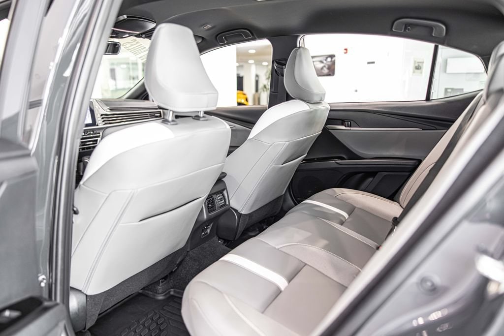 2025 Toyota Camry SE - Photo 31