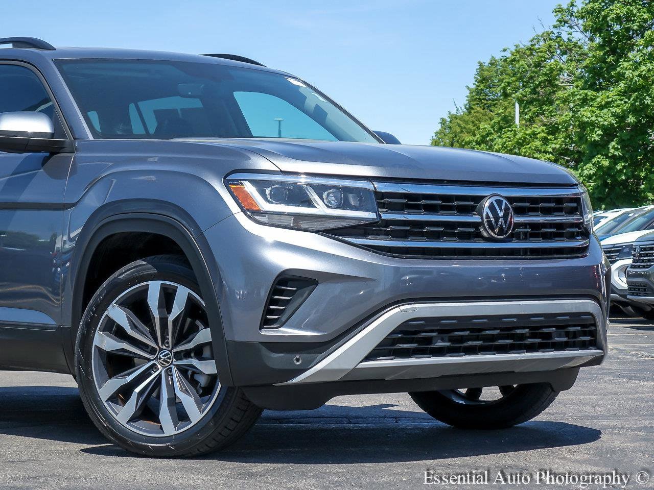Used 2022 Volkswagen Atlas SE w/Tech with VIN 1V2KR2CA2NC565076 for sale in Plainfield, IL