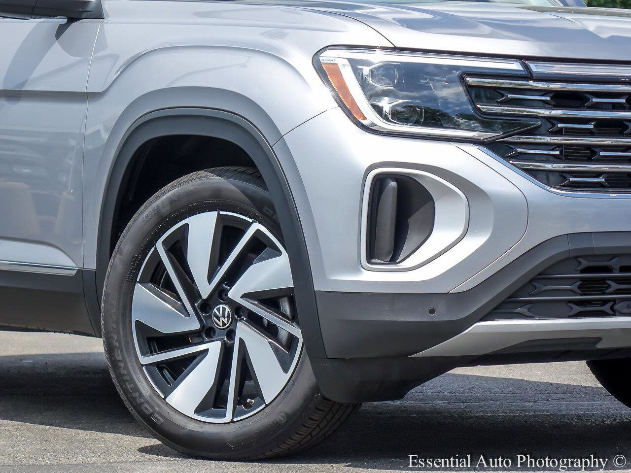 2025 Volkswagen Atlas SEL photo 2