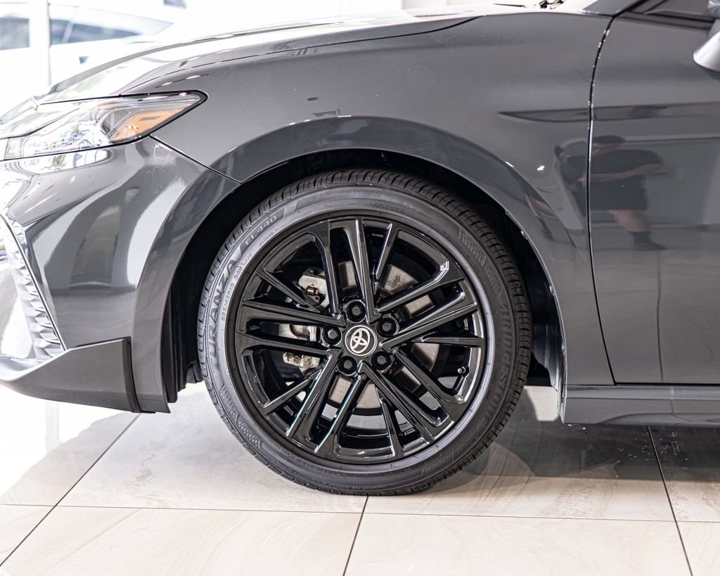 2025 Toyota Camry SE - Photo 8