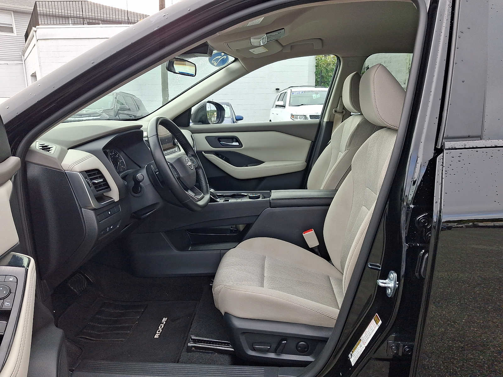 2025 Nissan Rogue SV - Photo 14