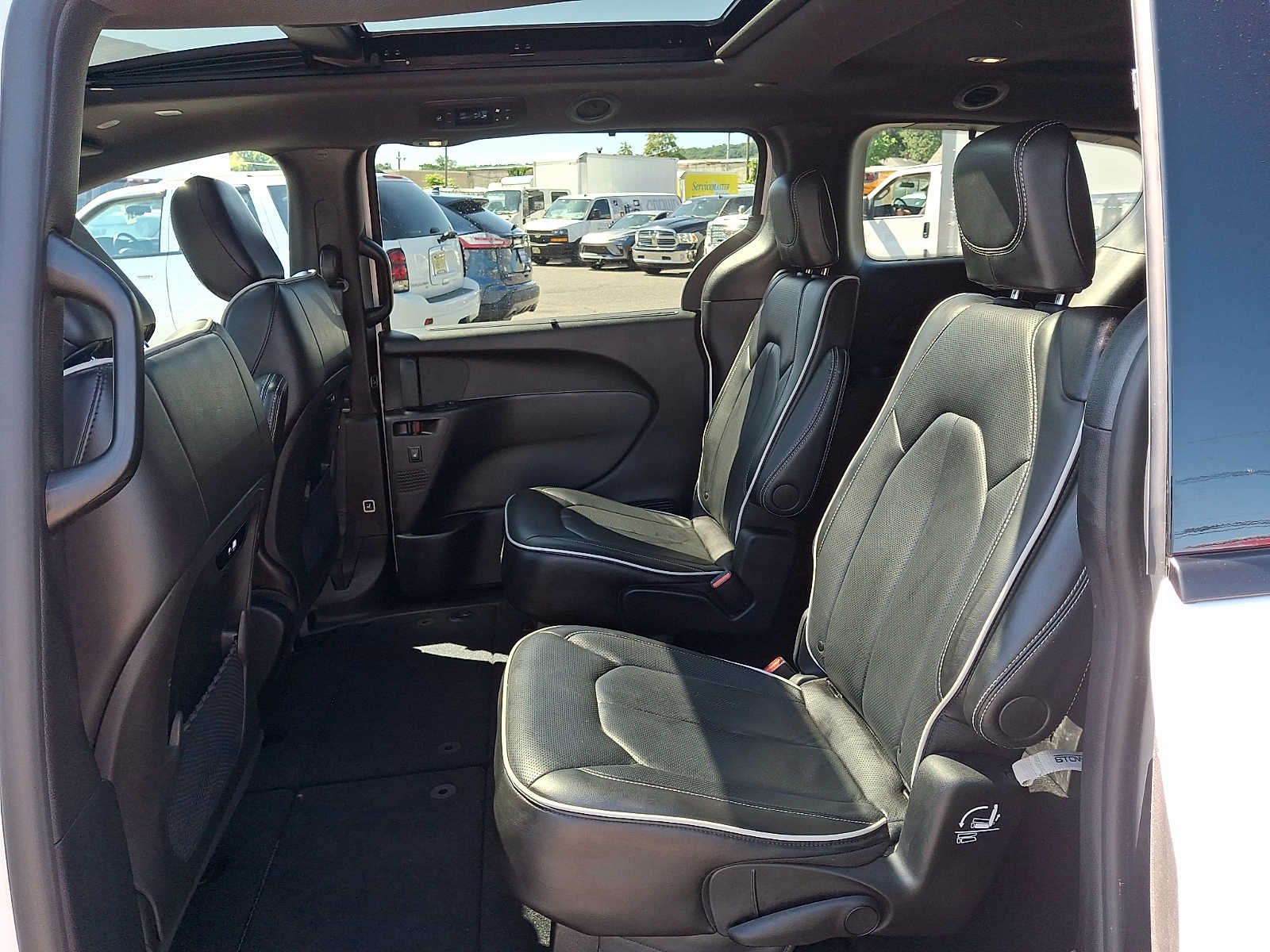2025 Chrysler Pacifica Limited - Photo 10
