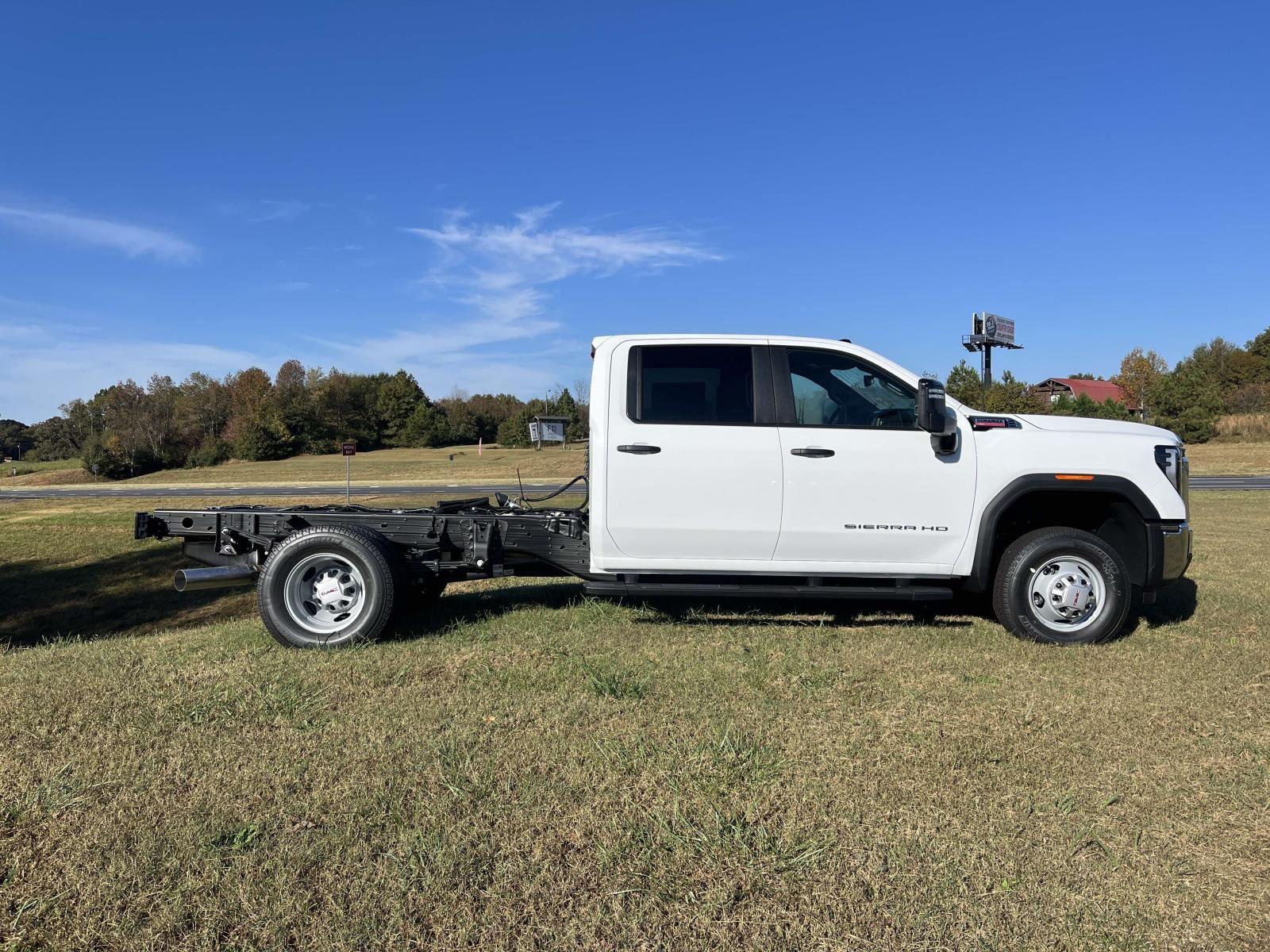 2026 GMC Sierra 3500 Chassis Cab Pro - Photo 11