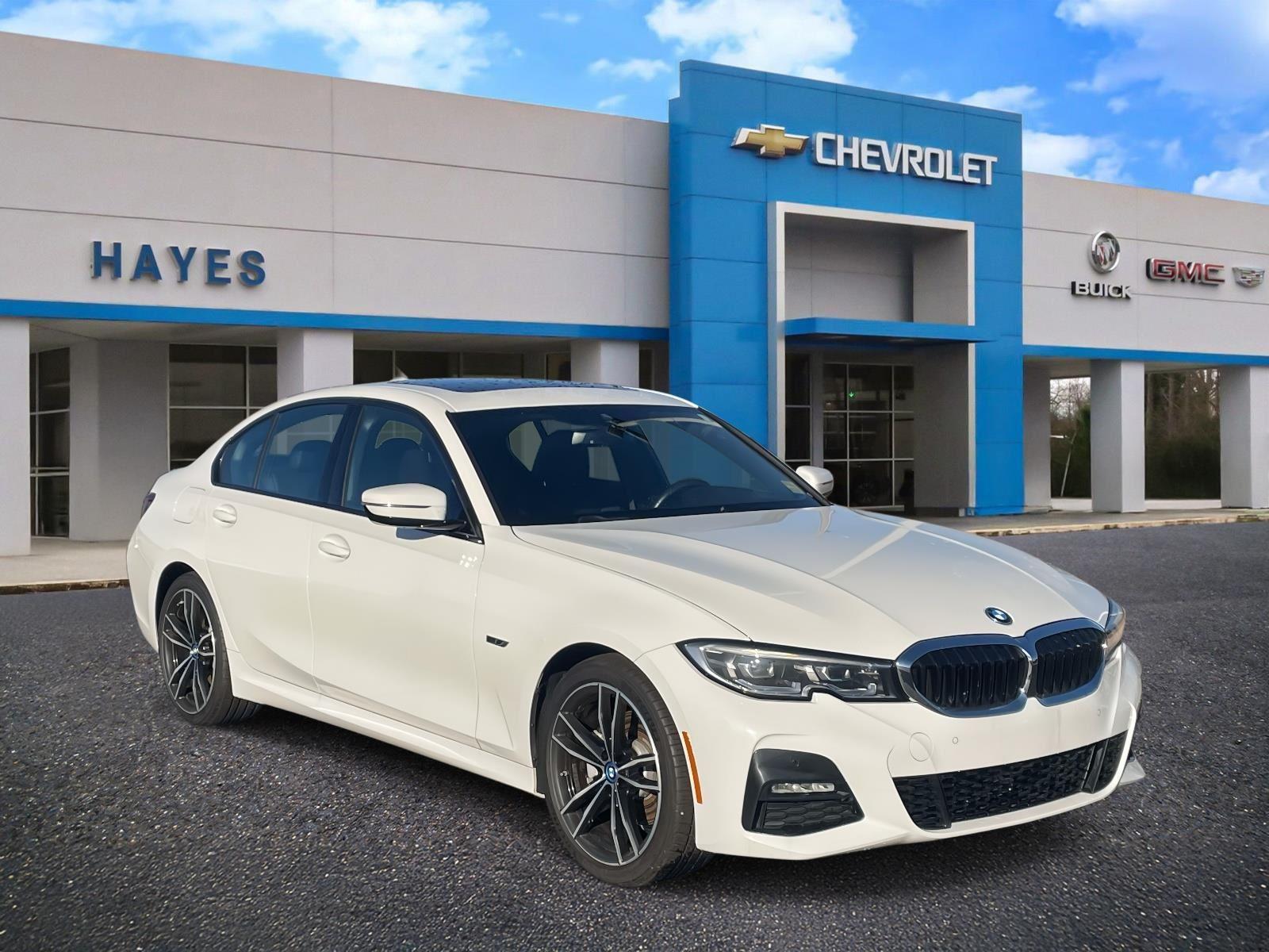 2022 BMW 3 Series 330e's photo