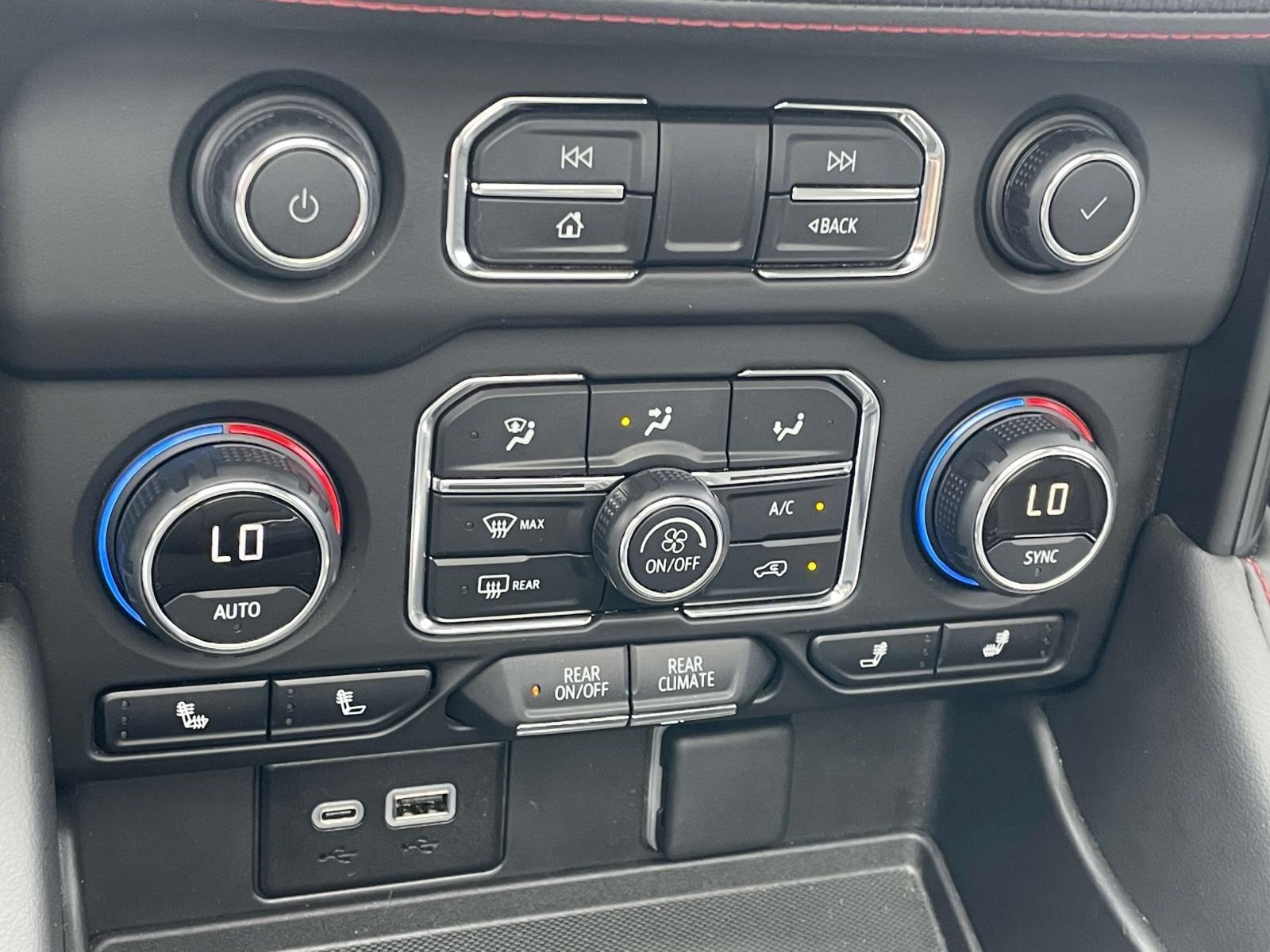2024 Chevrolet Suburban RST photo 4