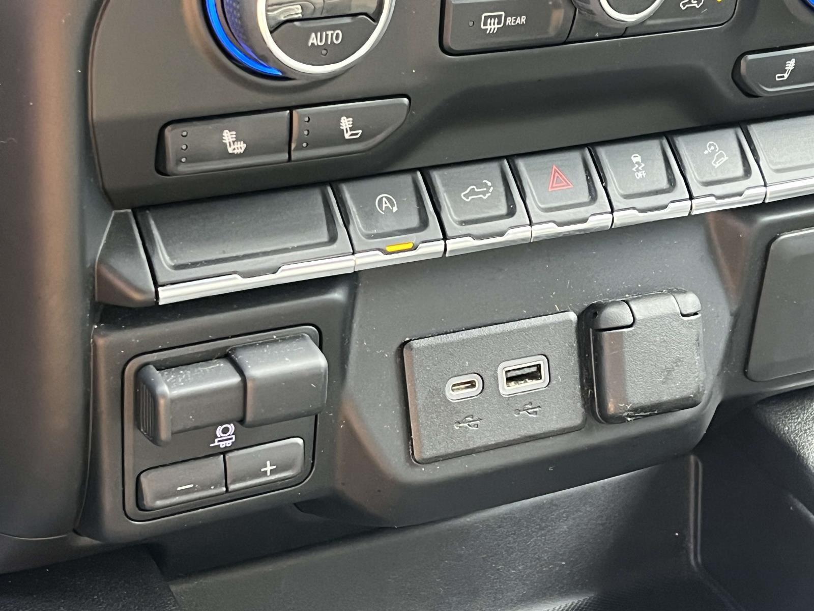 2021 Chevrolet Silverado 1500 RST photo 3