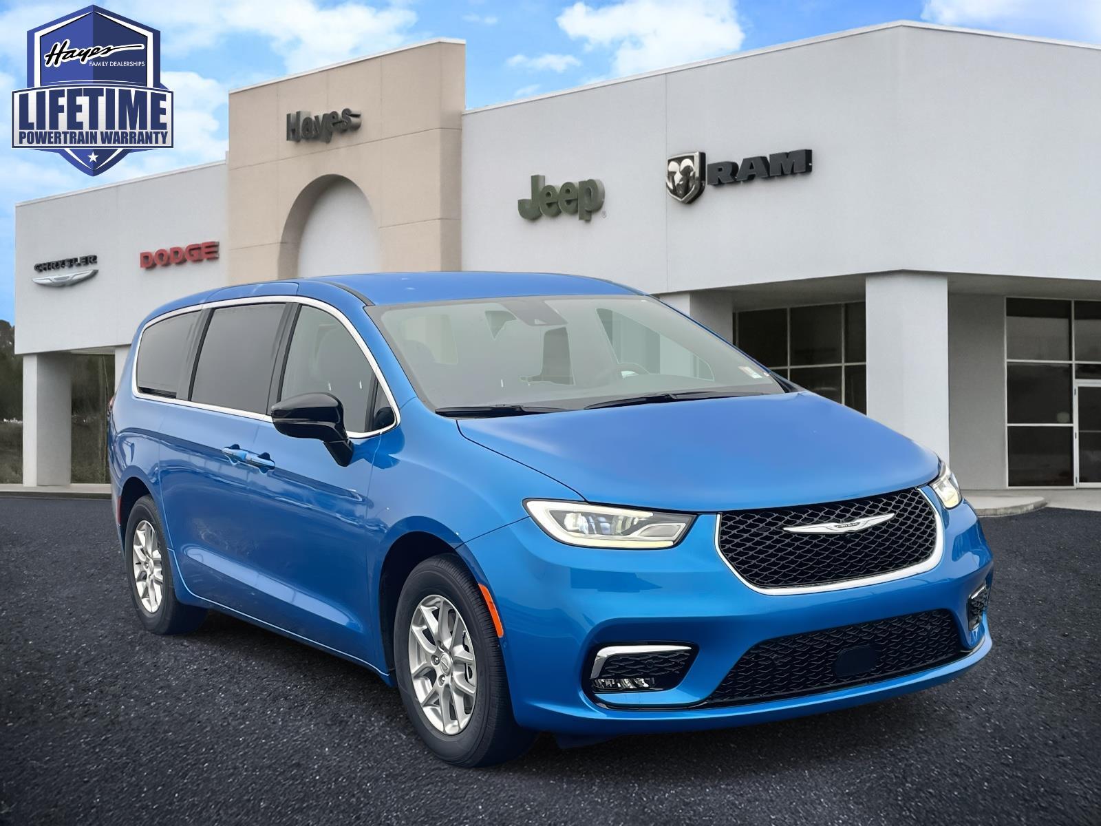 2026 Chrysler Pacifica Select's photo