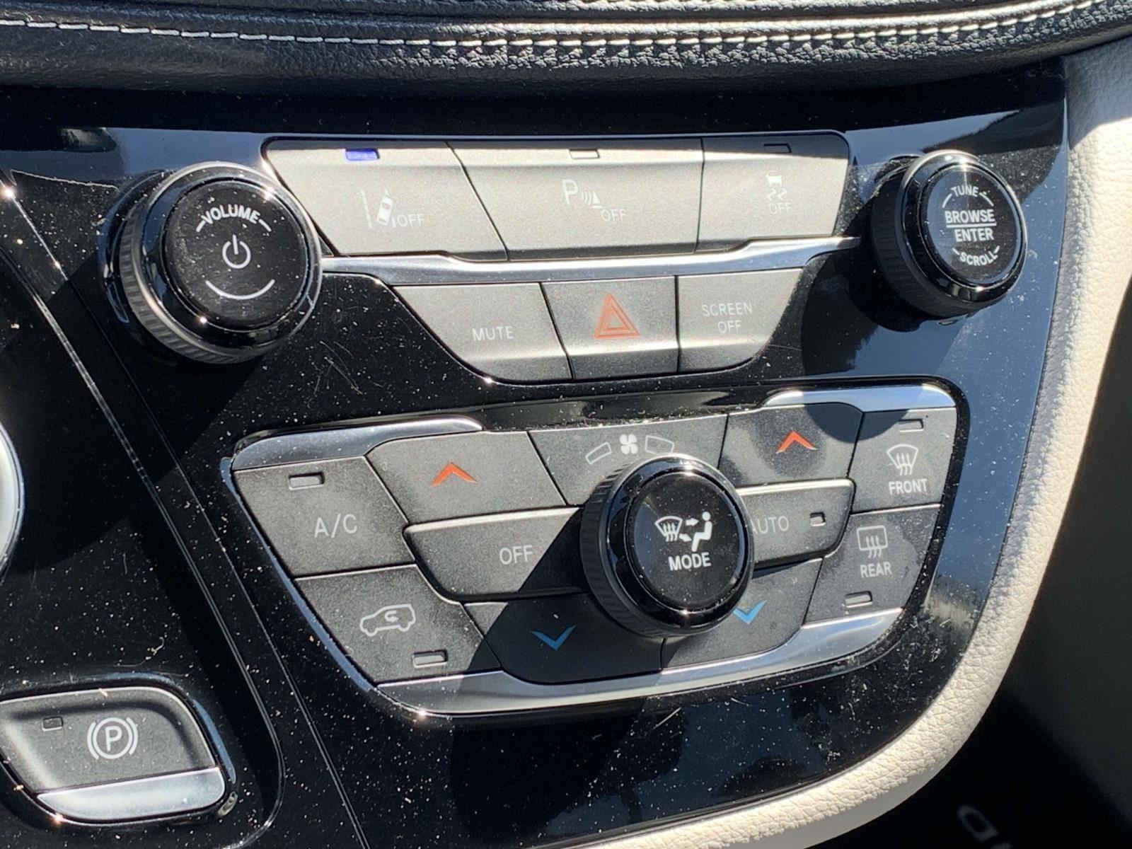 2023 Chrysler Pacifica Hybrid Touring L photo 3